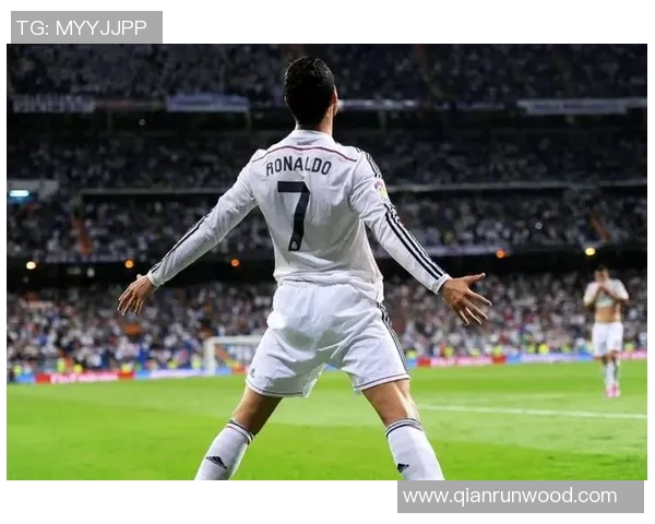 皇马晋级欧冠八强！压哨进球逆转曼联，C罗成全场最闪耀之星